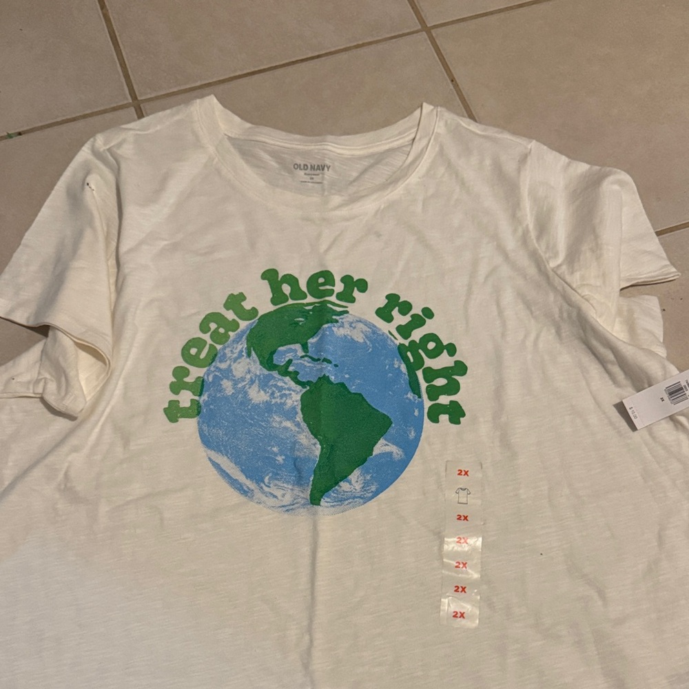 Old Navy Earth Graphic Tee in Cream